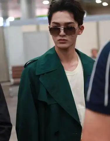 朱正廷被指娘炮,如今彻底换了风格,脂粉气减淡化身大哥的儿子