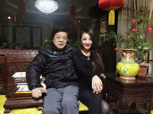 赵忠祥亲自下厨邀美女享美食家里贴满明星合影