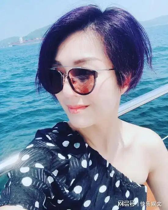 从女护士到顶流女星,杨千嬅嫁小5岁老公,结婚12年如今怎样了