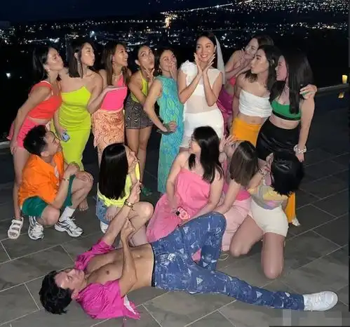 杨祐宁老婆办婚前派对,穿白色透视装大秀身材,姐妹围绕幸福满满