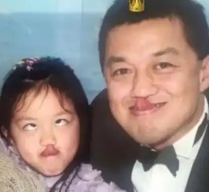 王菲15岁女儿美照,已不见小兔唇,自信美成小仙女