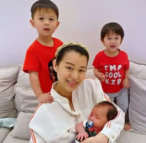 胡杏儿1岁儿子在内地确诊,康复后与老爸庆生,面色红润精神足