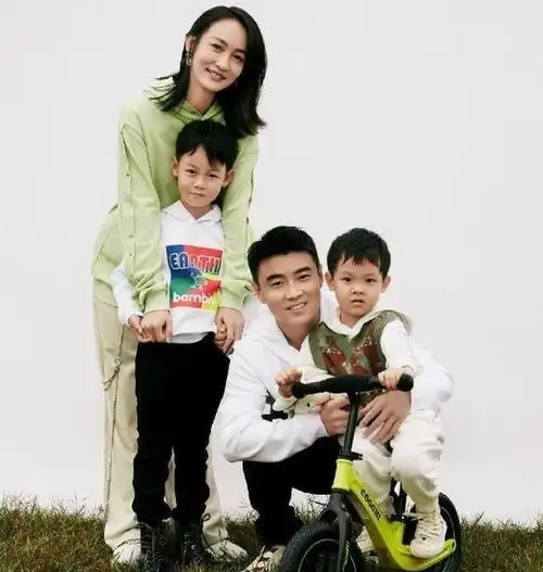 豪气樊振东恩师王皓送妻子香奈儿钻石项链,给37岁老婆献香吻