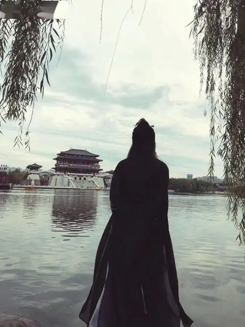 30个积极向上的句子句句正能量,像黑暗里的一束光