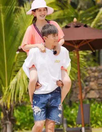 张杰晒与谢娜牵手合影庆祝结婚10周年,粉丝换头像有序控评超用心