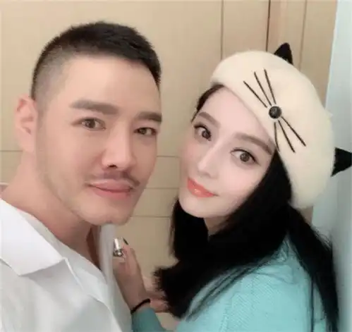 范冰冰与绯闻男友秀场牵手,手上10克拉鸽子蛋亮了,还戴在无名指