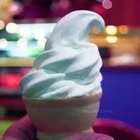 外国女孩与水果头像微信头像图片大全