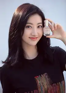景甜启程戛纳电影节清新自然演绎质感美