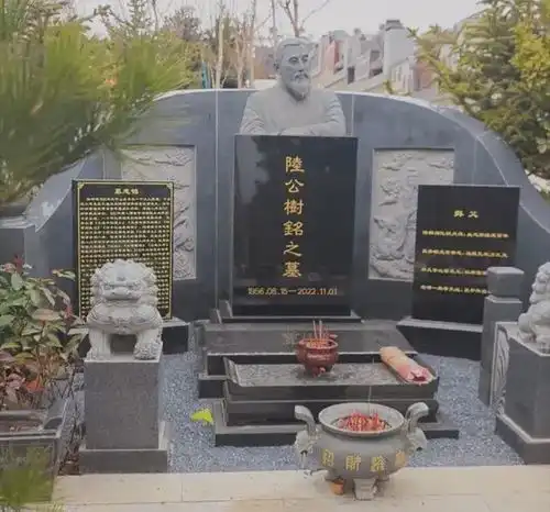 陆树铭墓地首次曝光,刻本人雕像供人纪念,两座石狮守护相当大气