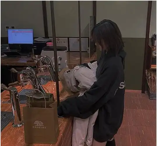 汪峰女儿小苹果太早熟,时而性感时而文艺,14岁打扮似24岁