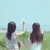 舒适安逸的qq女生头像伸手触摸阳光
