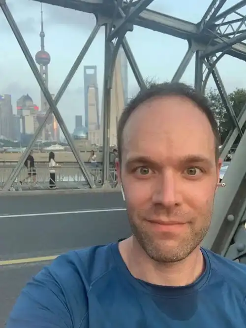 西克我和中文最先结缘百年大党老外讲故事