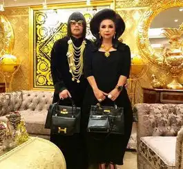 泰国母子炫富成瘾出门戴数斤首饰