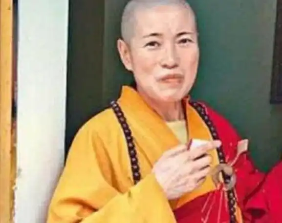 白天披袈裟,晚上住豪宅,还与俩和尚假结婚,这个尼姑真不简单
