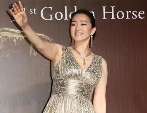 纪实巩俐因戏收养残疾儿子,如今嫁给外国人,儿子成为她的骄傲