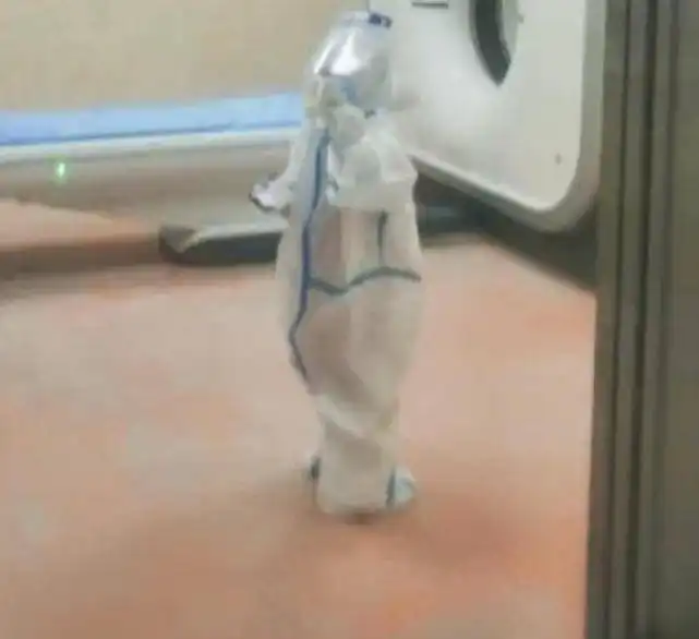 心酸又感动莆田疫情中有小朋友核酸阳性,背着行李独自接受检查