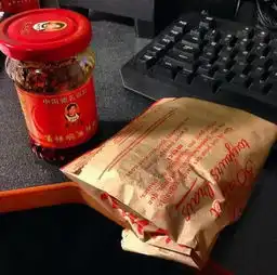 老干妈披萨火了外国人发明的老干妈花样吃法,居然比贵州人勒还要辣眼睛......
