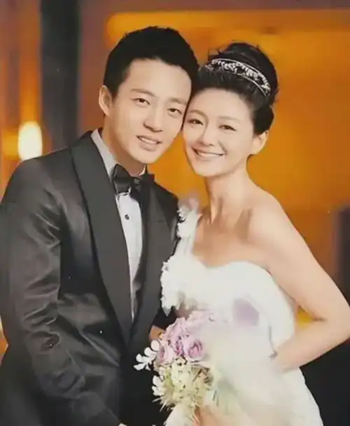 汪小菲故意挑衅大s求婚送给小梅鸽子蛋钻戒,背刺大s的纹身戒指