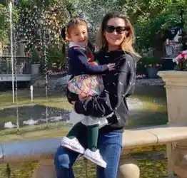 陈冠希2岁女儿与姑姑同框,扎双马尾像小学生,和秦舒培童年如复制粘贴