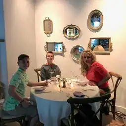 组图布兰妮母子三人合照满脸幸福俩儿子长大成小帅哥