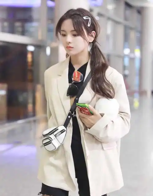 杨超越机场私服,初秋西装外套这么穿,少女感溢出屏幕