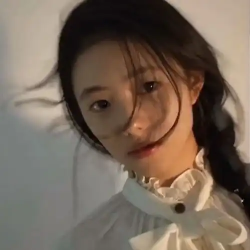 新生代美少女刘浩存和杨幂,喜欢那种风格的女生呢