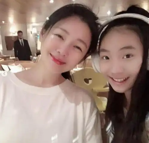 小s的大小女儿同时出镜,单眼皮高级无敌,姐妹各有特色