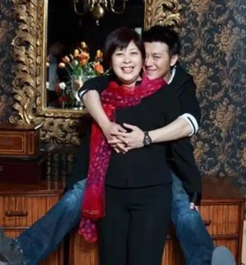 他亲妈干妈都是导演,捧了二十年都不红是假象
