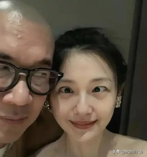 好友晒具俊晔搂着大s的照片,大s背部很多纹身亮了