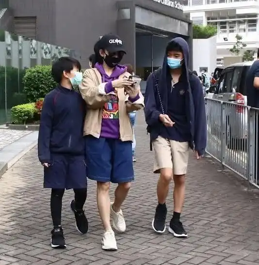 小学生12-15岁头像持刀