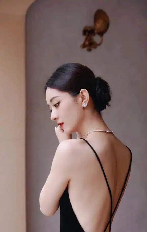 赵丽颖弹琴背影被赞像文艺小说女主,8套穿搭秀美背美的各不相同
