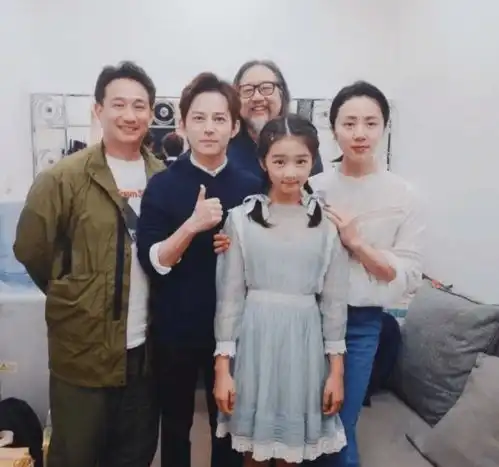 黄磊为女儿多多出道造势,14岁少女气质完美,身高高挑直追何炅