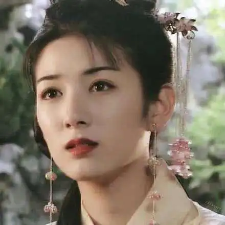 42岁黄奕瘦到脱相十级美颜成网红锥子脸,7岁女儿颜值更遭吐槽
