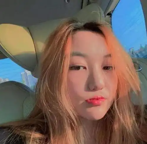 王菲14岁女儿染金发摆摊,穿吊带大秀身材,网友唯一的遗憾是唇