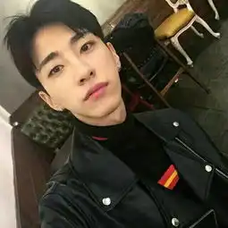 这应该是个网红吧好喜欢用他照片做头像谁知道他叫什么名字微博id是什么或者能叫出名字就行