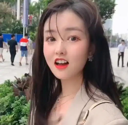 继乔碧萝之后,又一快手女主播颜值翻车,网友这是同一个人