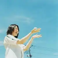 仰望天空的女生唯美头像
