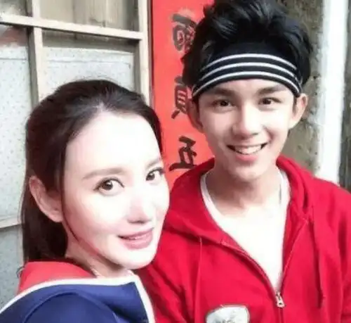 最惊艳的对比,两人相差18岁,我长大了你却还年轻