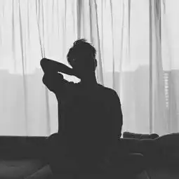 黑白男生微博头像伤感忧郁2018精选伤了醉了哭了醒了心死了