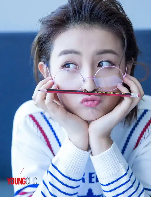 张子枫街拍大片造型百变化身酷girl