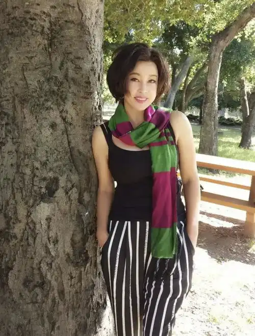 66岁刘晓庆和妹妹同框,两人身穿条纹装太时髦,美得各有特色