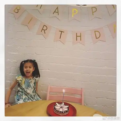 梁咏琪亲手做蛋糕为妈妈庆生,5岁混血女儿呆萌出镜越来越漂亮了