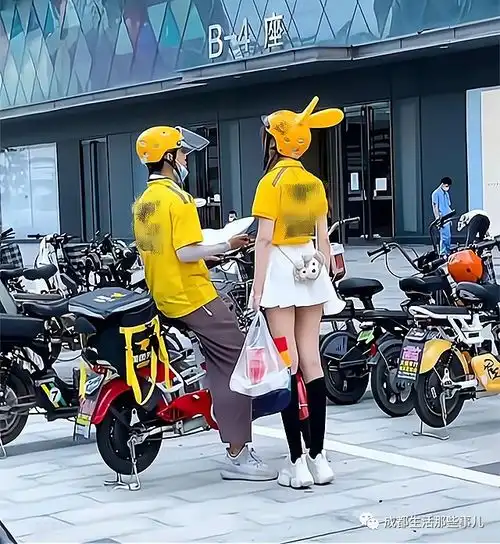 外卖媛女子穿外卖员制服当街跳热舞,正牌外卖小哥看得一脸诧异