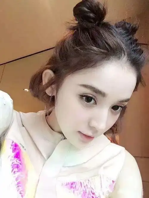杨幂丸子头好减龄,宋祖儿给粉丝梳头像掐架,赵丽颖热巴无敌了
