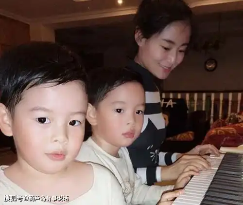 他们剧中是演母子,现实却是夫妻,5岁的双胞胎儿子好呆萌