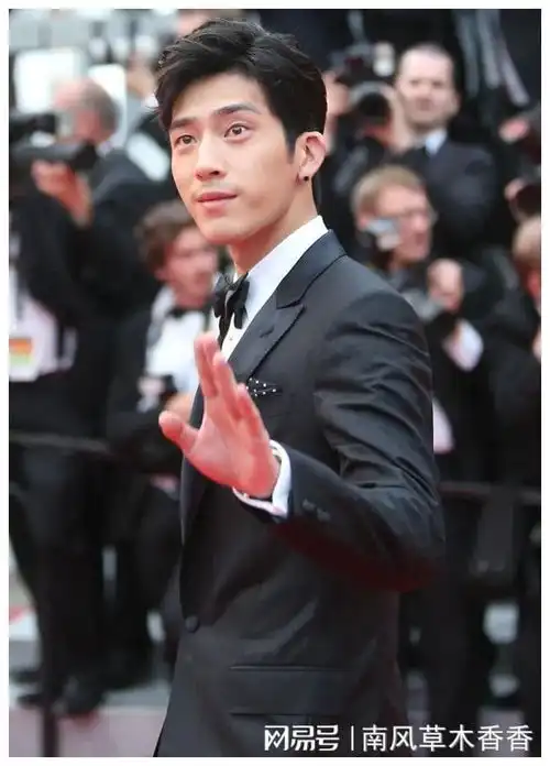 井柏然满月就被抛弃,靠奶奶捡破烂长大,出名却是为了什么