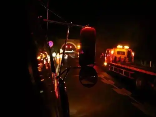消防员黑夜中的一束光