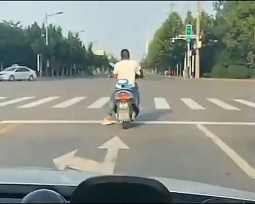 摩托车占着车道不让行,小姐姐摇下车窗说了一句话摩托车跑的比兔子还快