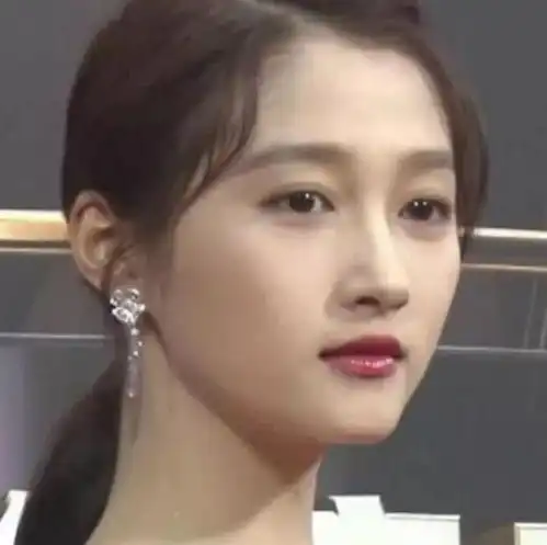 女星离开滤镜,奚梦瑶油光满面,杨颖颜值抗打,她却还是美人脸