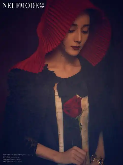 迪丽热巴大片来袭,一架钢琴一朵玫瑰,宛如油画中走出的世纪公主